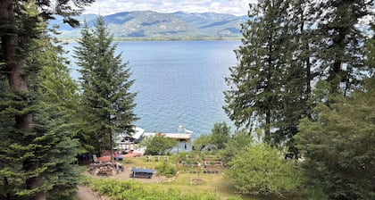 Lakefront Property/Water slide/Dock Access/Hot Tub/Grill/10 mins to Sandpoint!