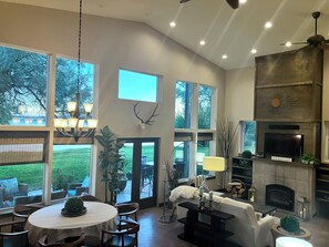 Smart TV, fireplace, books - Hauser Lake Waterfront-Direct access and amazing VIEWS (Helena)