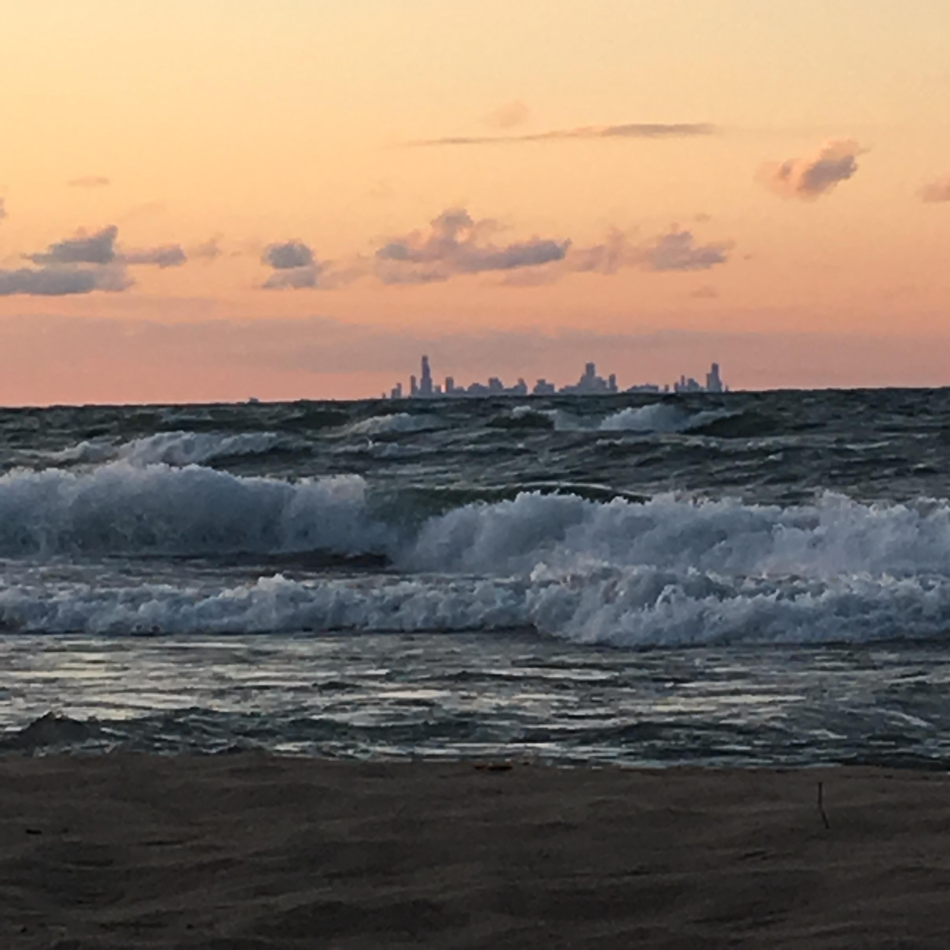 على الشاطئ، كراسي للتشمس، مناشف للشاطئ