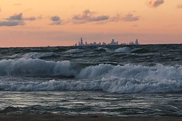 På stranden, solsenger og strandhåndklær
