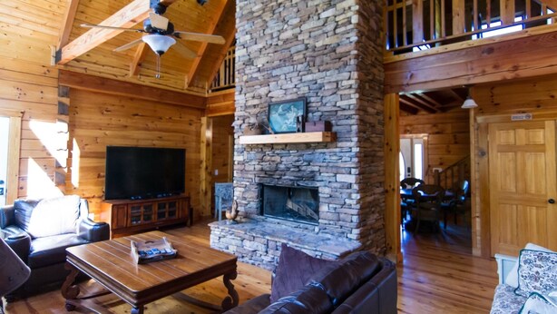 Living area - Toccoa River Frontage With Year-Round Mountain Views (Suches)