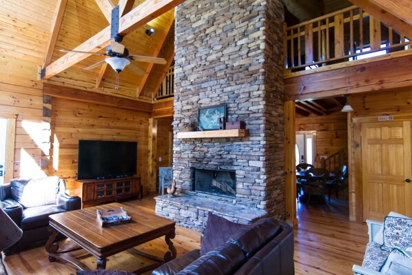 Smart-TV, peis, DVD-spiller og bøker