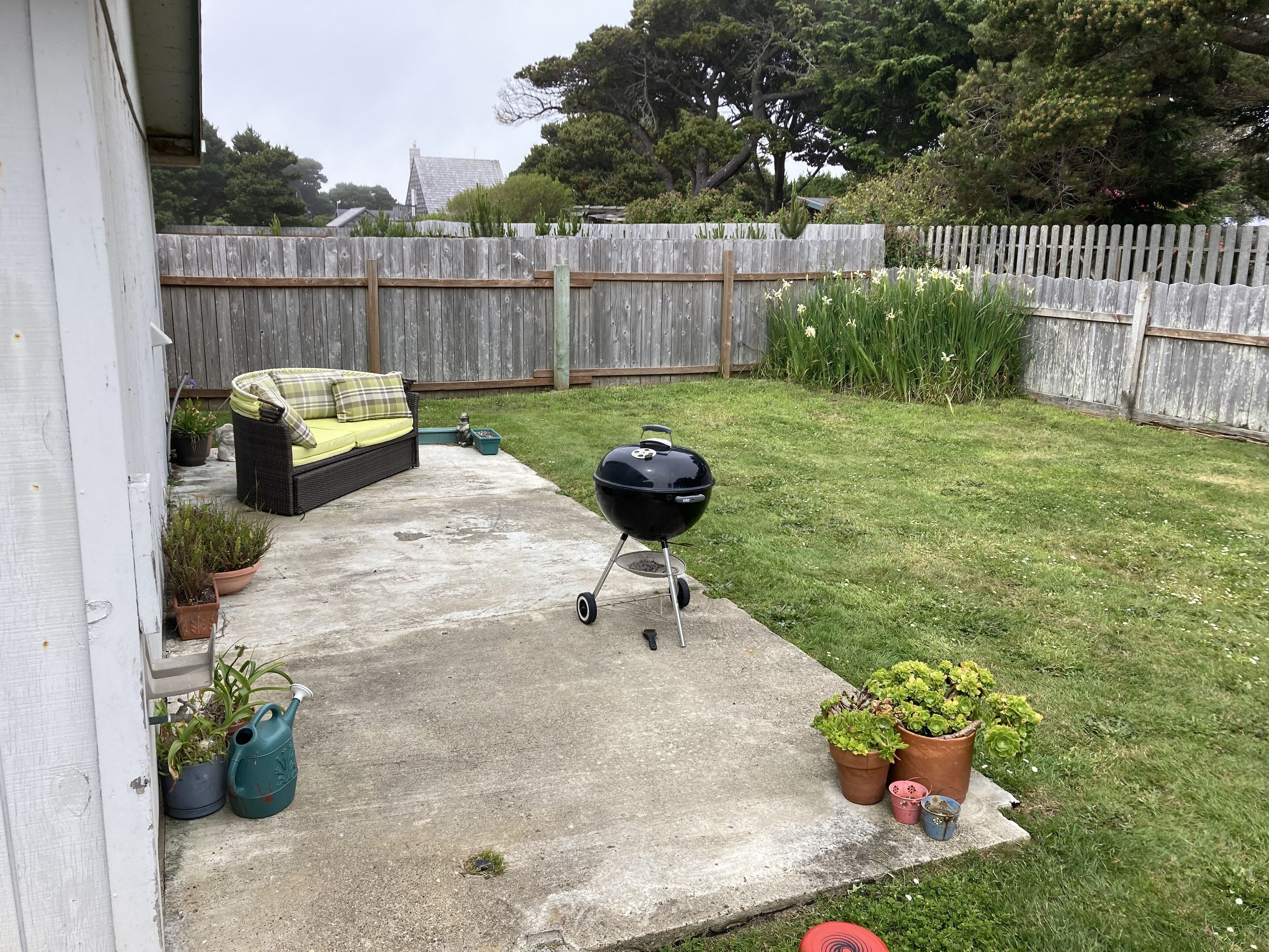 Back Yard BBQ and Lounge .