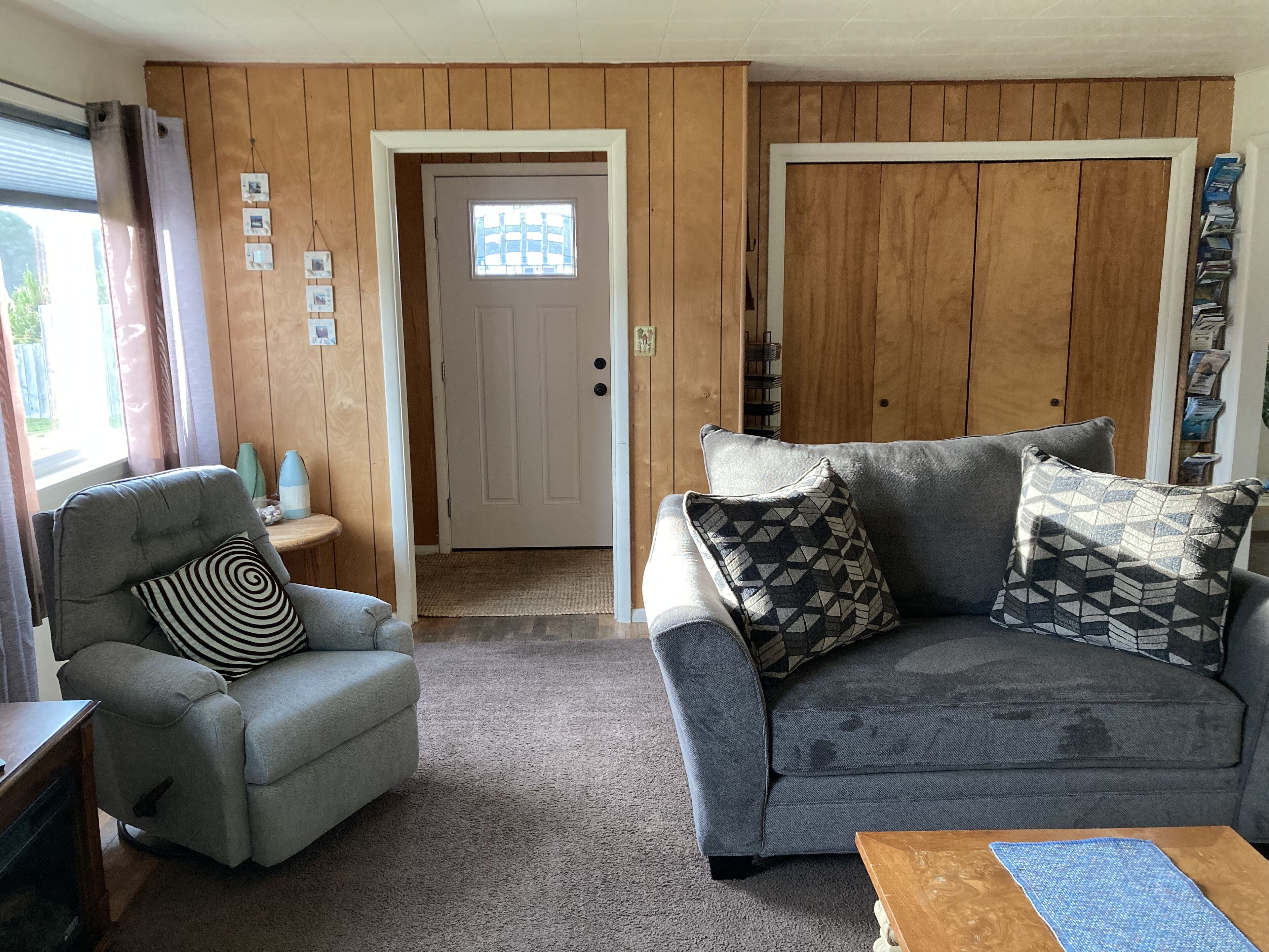  Great Family Beach House with Ocean View. Close to town and Pet friendly.