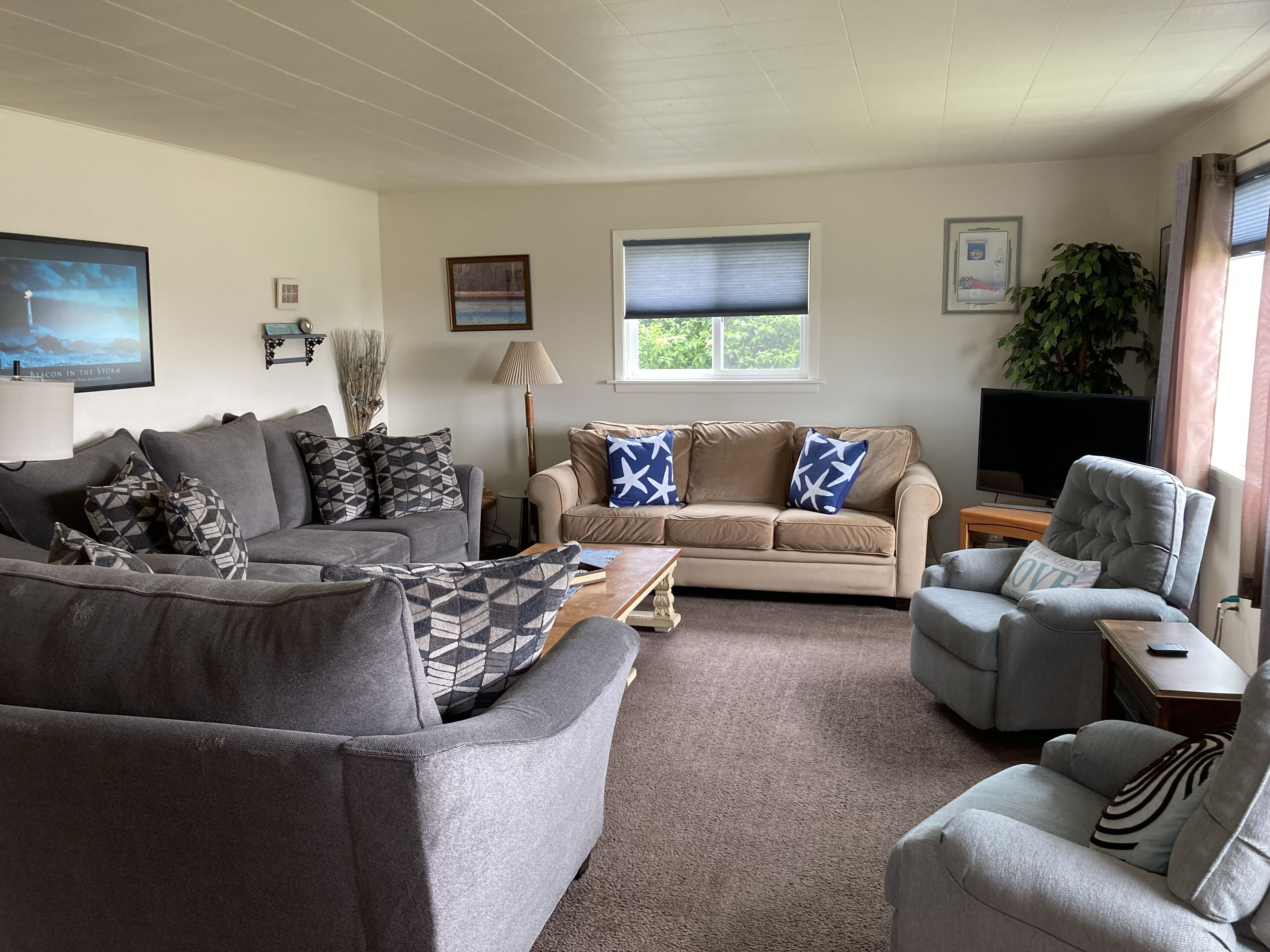  Great Family Beach House with Ocean View. Close to town and Pet friendly.