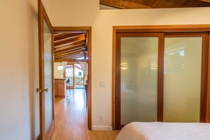 1 makuuhuone, työpöytä, silitysrauta/-lauta, Wi-Fi