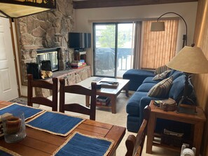 Smart-tv, eldstad, tv-spel och dvd-spelare