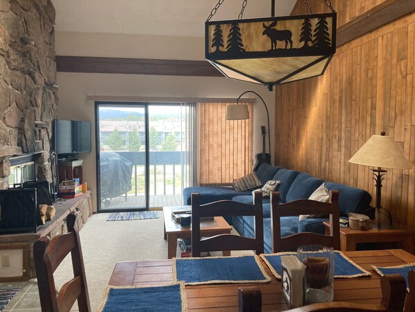 Smart TV, chimenea, videojuegos y reproductor de DVD 