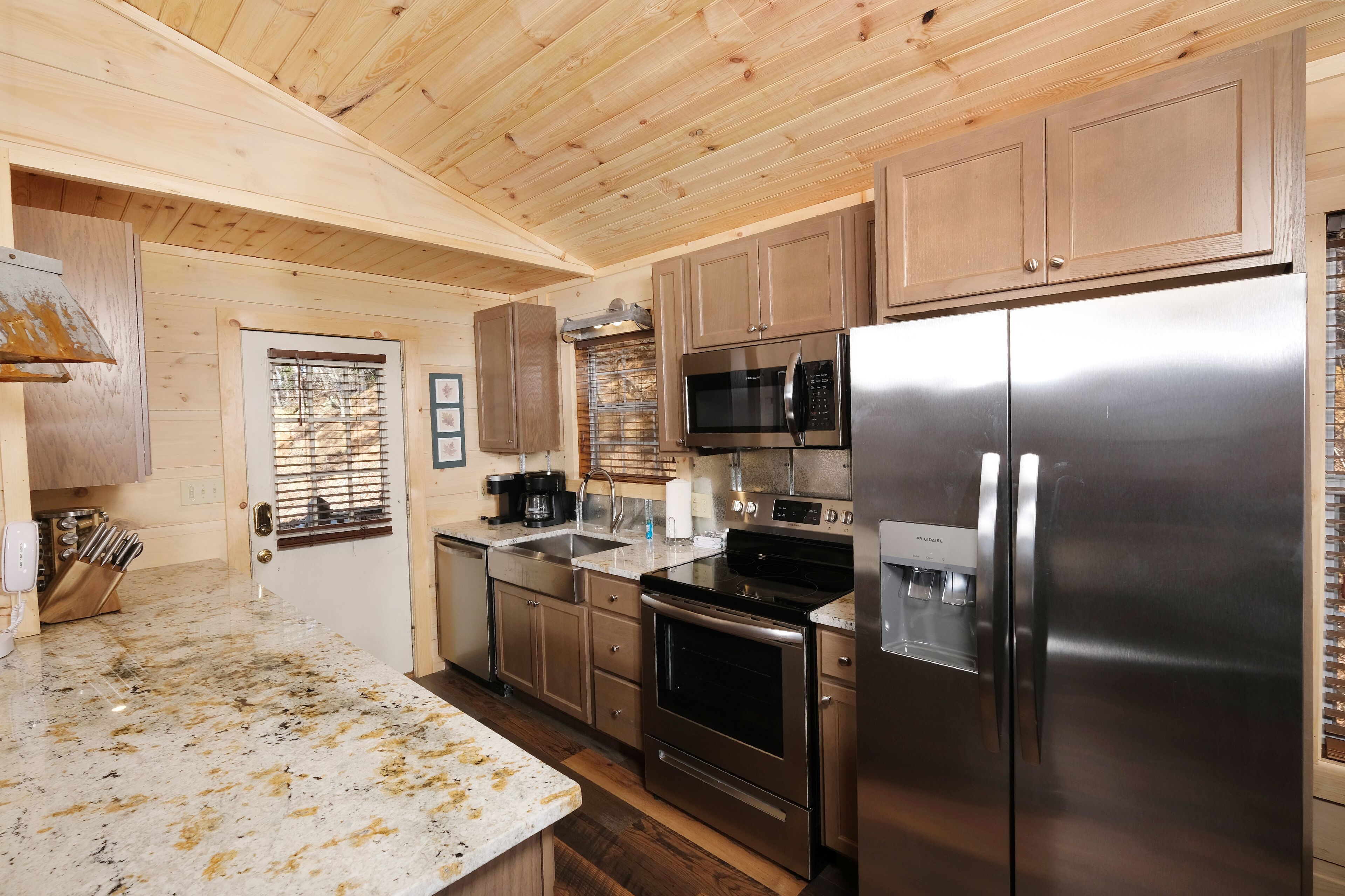 Secluded Pigeon Forge Cabin Getaway-Pet Friendly-Fishing access catch release