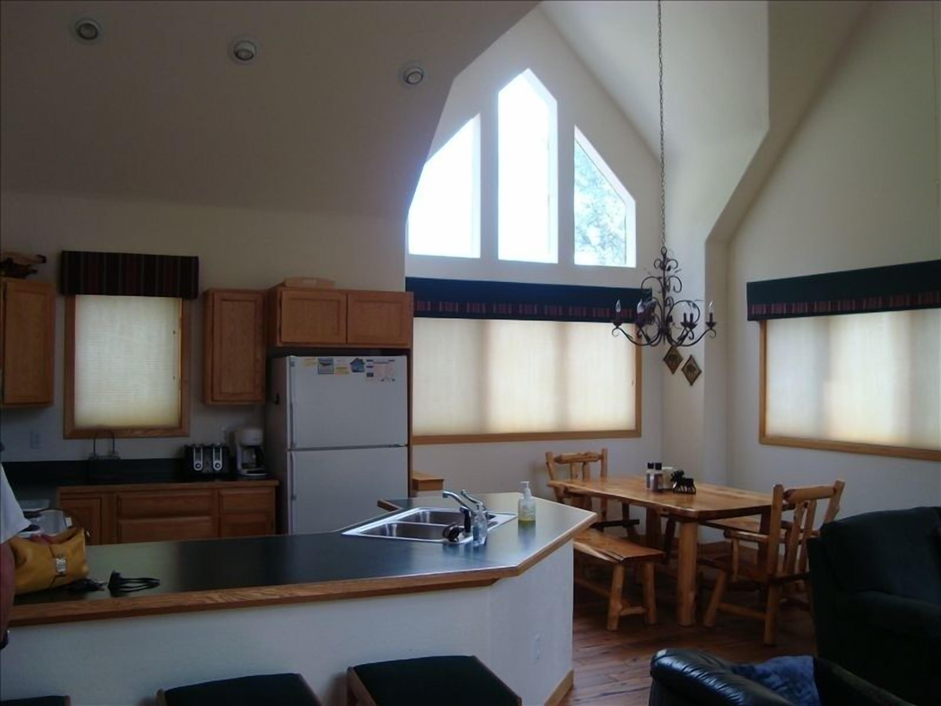 Moose Cabin -Great for Winter, Spring or Summer Rentals! Outdoor Pool!