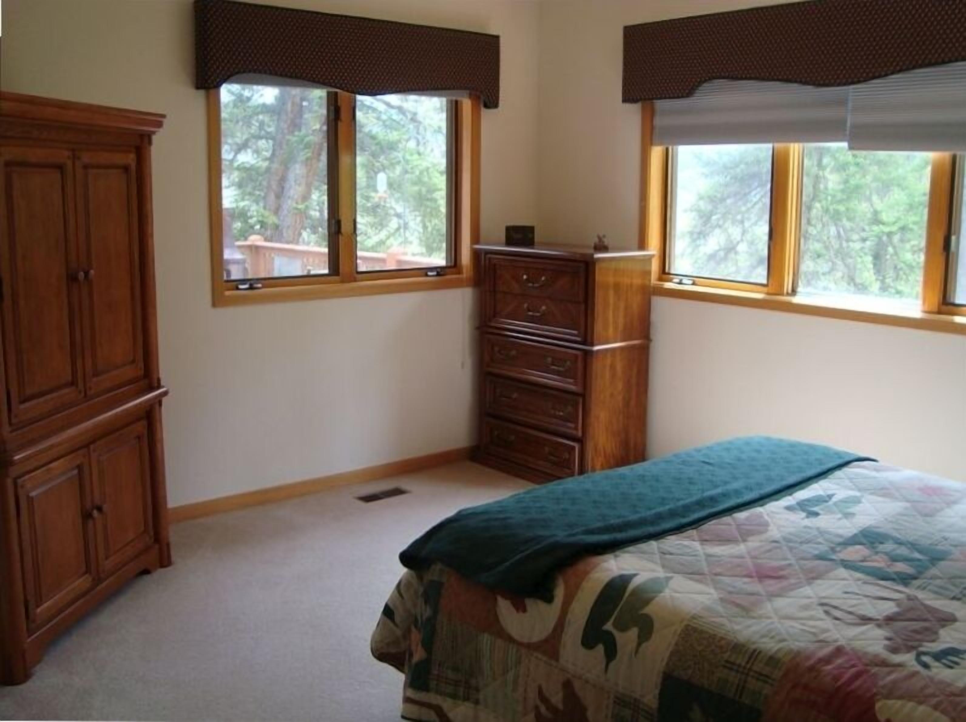 Moose Cabin -Great for Winter, Spring or Summer Rentals! Outdoor Pool!