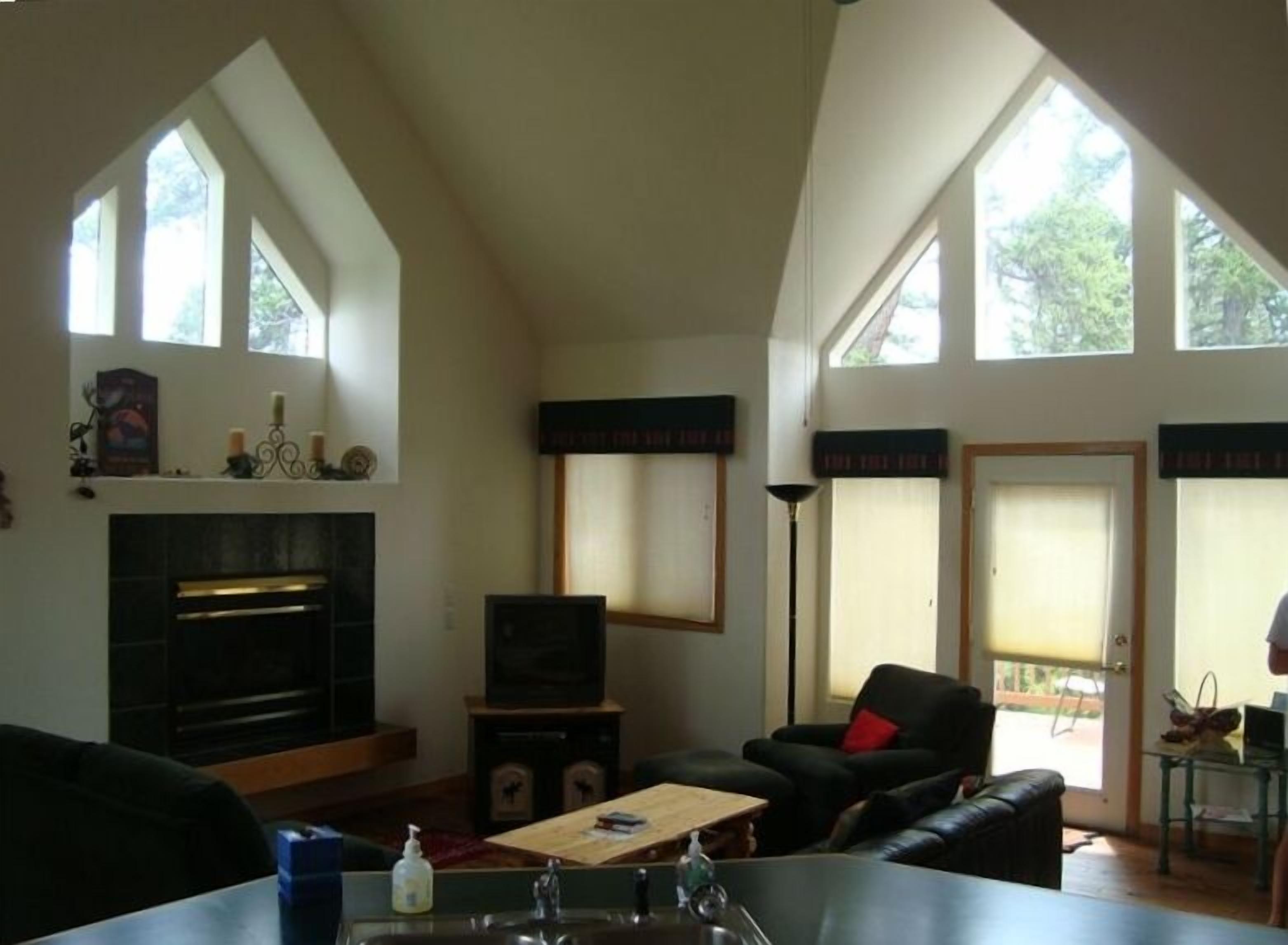 Moose Cabin -Great for Winter, Spring or Summer Rentals! Outdoor Pool!