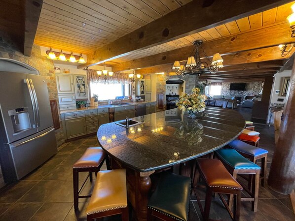 ثلاجة، ميكروويف، فرن، موقد طهي مسطح