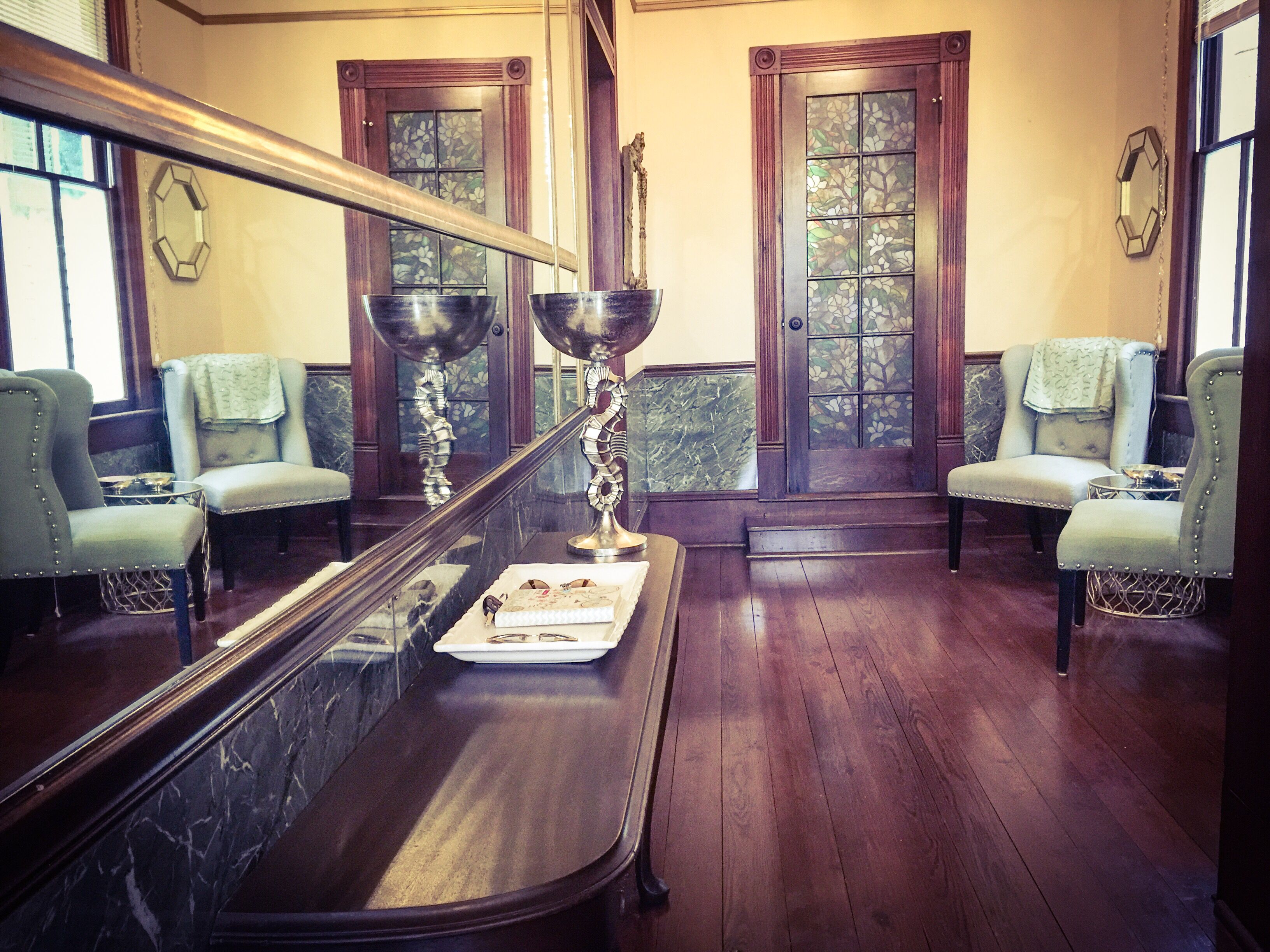 Beautifully renovated Historical Home sleeps 16. Walk to Strand, restaurants!