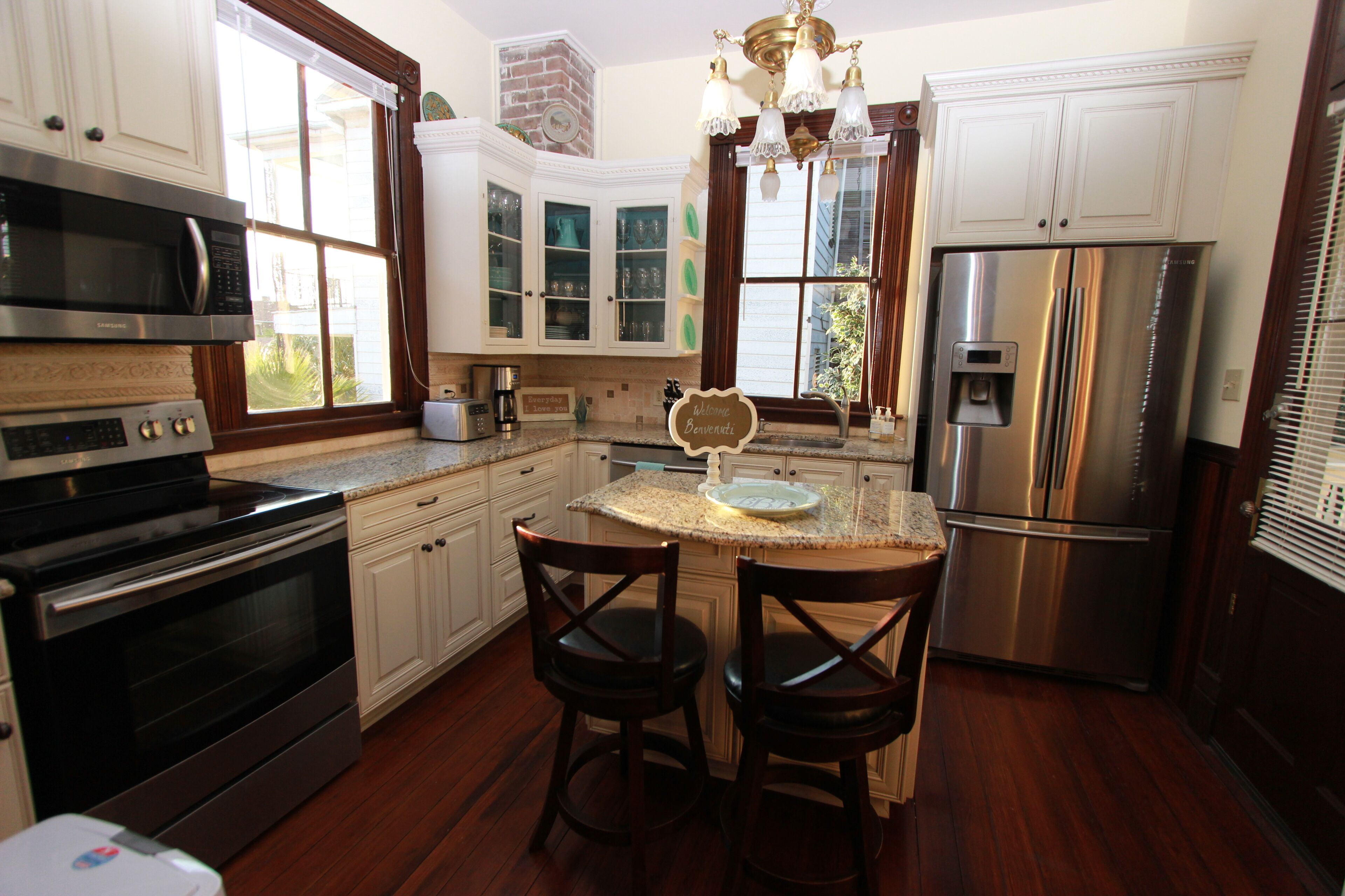 Beautifully renovated Historical Home sleeps 16. Walk to Strand, restaurants!
