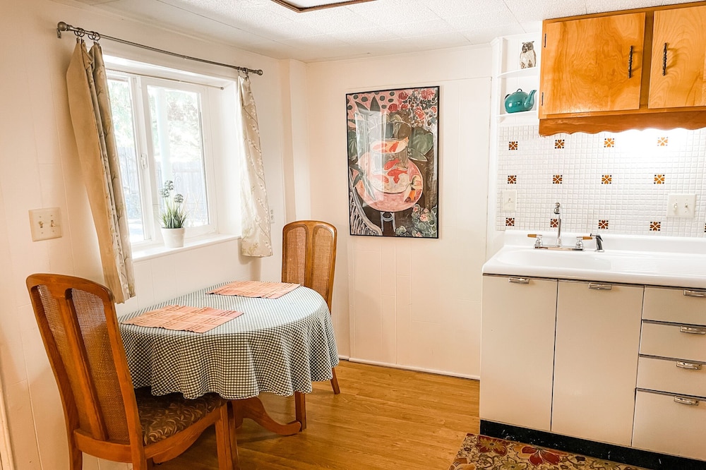 Cozy Downtown Cottage w Parking