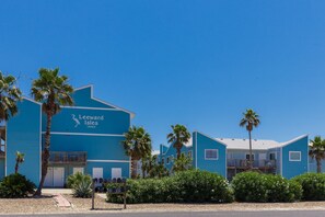 Exterior - Charming condo. Sleeps 4-Pool. Walk to beach! 2nd Floor. (Corpus Christi)