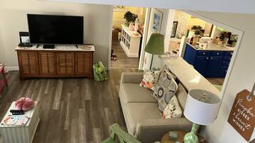 Smart TV, lettore DVD, tavolo da calcetto, libri