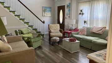 Smart TV, lettore DVD, tavolo da calcetto, libri