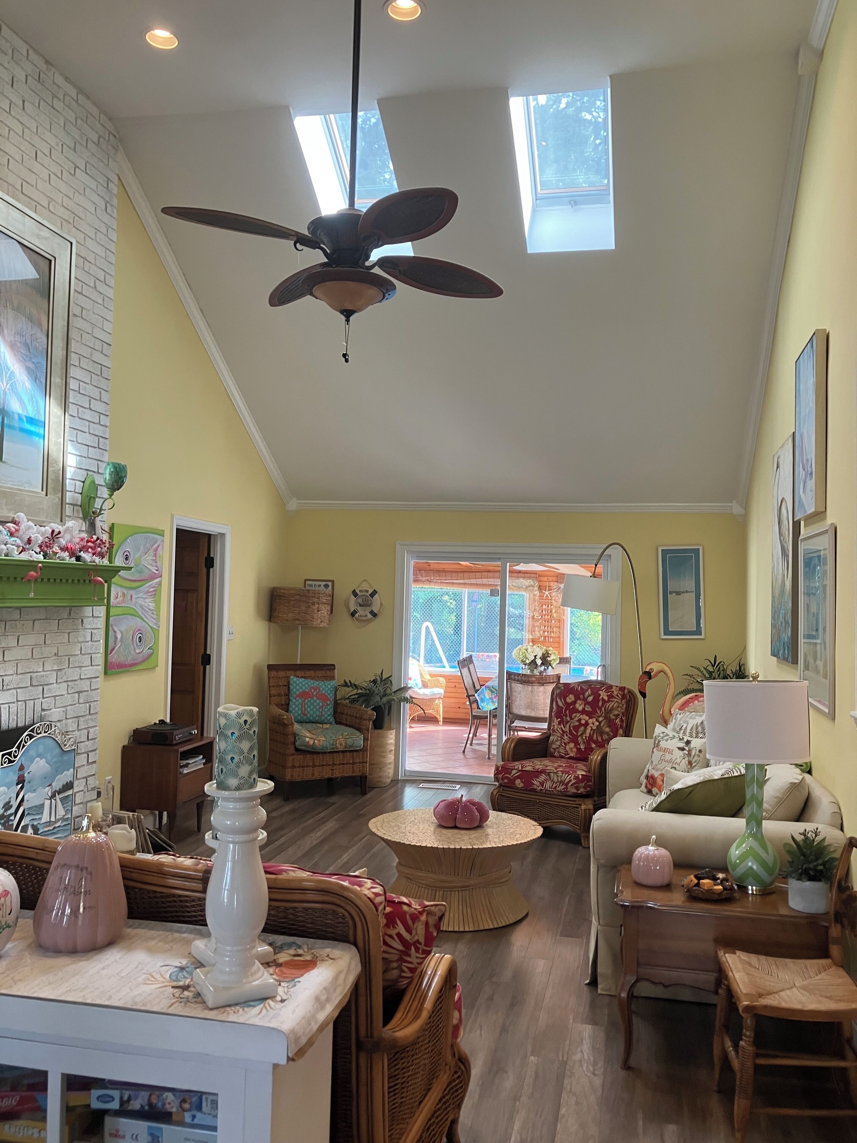 智能電視、DVD 播放機、足球機、書籍