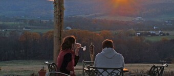 Monet HoneymoonSuite in villa.Elegant Lrg 2rm w/balcony, jacuzzi n phenom.view.