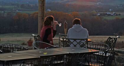 Monet HoneymoonSuite in villa.Elegant Lrg 2rm w/balcony, jacuzzi n phenom.view.