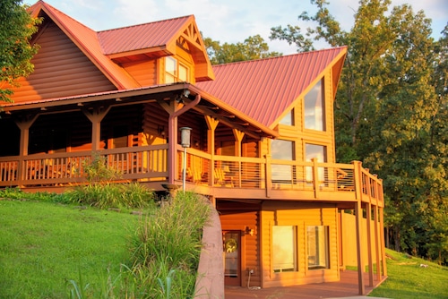 Awe-Inspiring Views / Spacious Cabin / Pickleball Court 