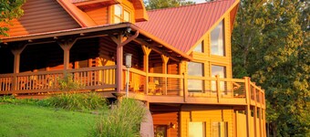 Awe-Inspiring Views / Spacious Cabin / Pickleball Court 