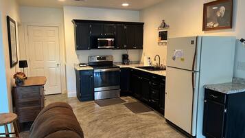 Jääkaappi, mikroaaltouuni, uuni, liesi