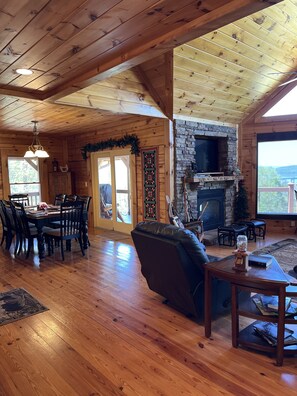 Smart TV, fireplace, DVD player, books - Awe-Inspiring Views / Spacious Cabin / Pickleball Court (Guild)