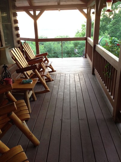 Awe-Inspiring Views / Spacious Cabin / Pickleball Court 