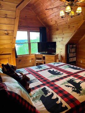 4 bedrooms, desk, iron/ironing board, free WiFi - Awe-Inspiring Views / Spacious Cabin / Pickleball Court (Guild)