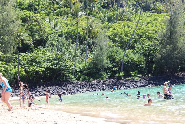 Nära stranden, solstolar och strandhanddukar