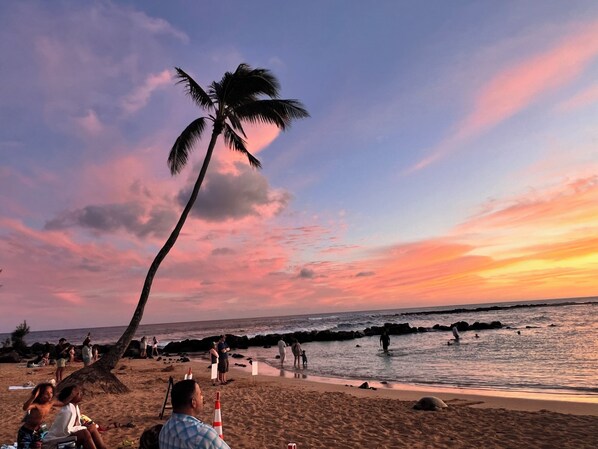Beach nearby, sun-loungers, beach towels