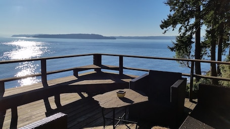 Terrace/patio. South Beach Cozy Cottage - Waterfront Perfection