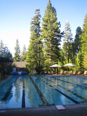 Utendørsbasseng og et oppvarmet basseng