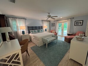 4 quartos, escrivaninha, ferros/tábuas de passar roupa, berço de viagem