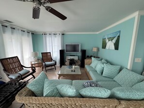 Smart TV, videogames, DVD player, livros