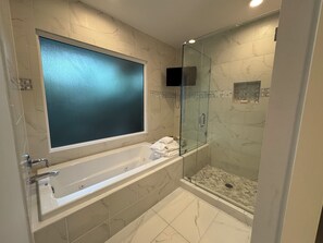 Secadora de cabello, toallas, jabón, papel de baño