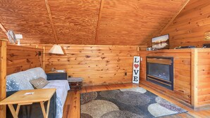 TV, fireplace, DVD player - Blue Rose Cabins - Country Cottage (Logan)