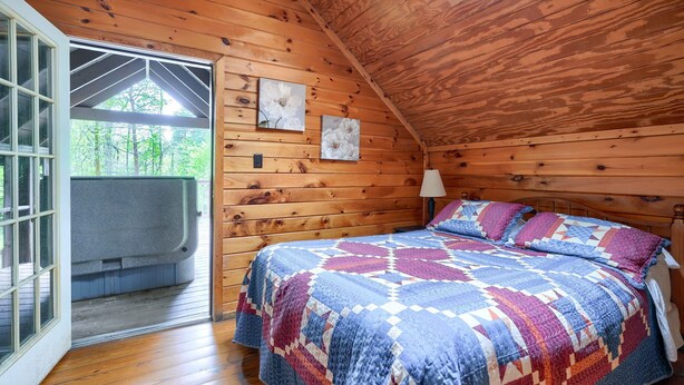 1 bedroom, free WiFi, bed sheets - Blue Rose Cabins - Country Cottage (Logan)
