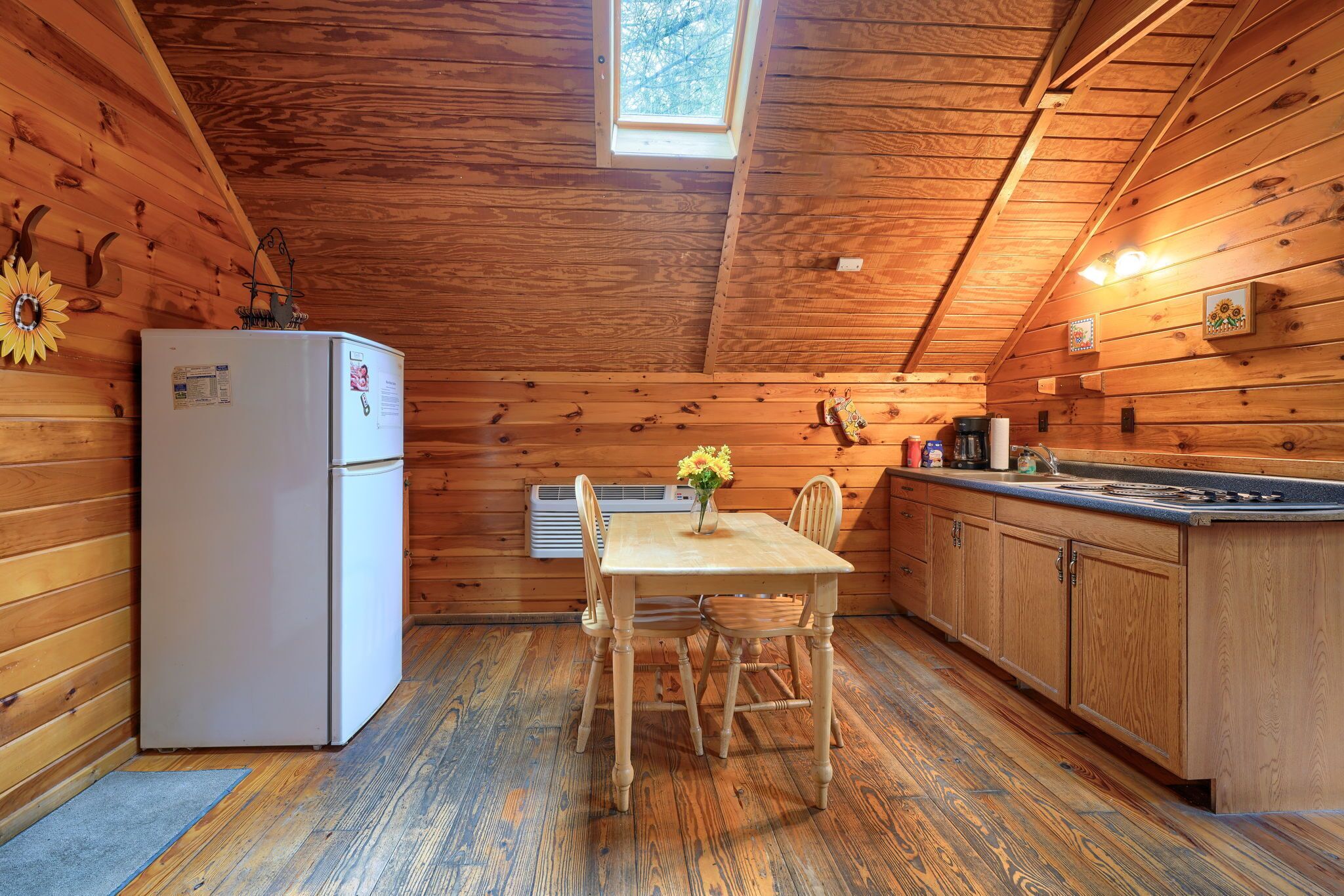 Wasserkocher mit Kaffee-/Teezubehör, Kühlschrank, Mikrowelle, Ofen