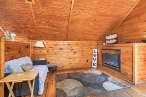 TV, fireplace, DVD player - Blue Rose Cabins - Country Cottage (Logan)