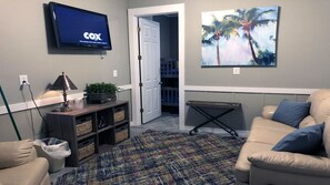 TV connectée, lecteur de DVD, livres, vidéothèque