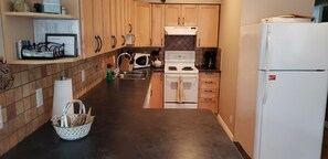 Fridge, microwave, oven, stovetop - Waterfront Self Contained 1 or 2 bedroom Suite in Oliver B.C. (Oliver)