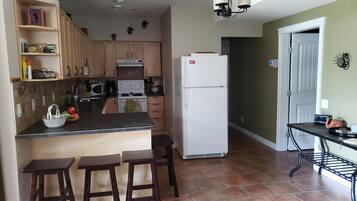 Jääkaappi, mikroaaltouuni, uuni, liesi