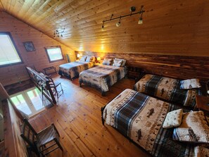 Une cabine équipée de quatre lits, d’un bureau et d’une chaise.