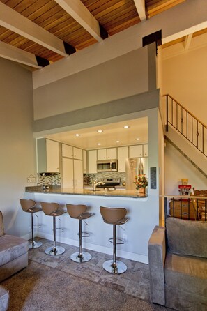 ثلاجة، ميكروويف، فرن، موقد طهي مسطح