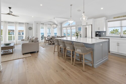 Brand-New Luxury Home with Amazing Bay Views/ SUNSETS-1 block to Ocean, Swim Spa