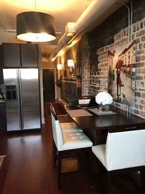 Dining - Fabulous location, wonderful accommodations, walk to everything!! (Savannah)